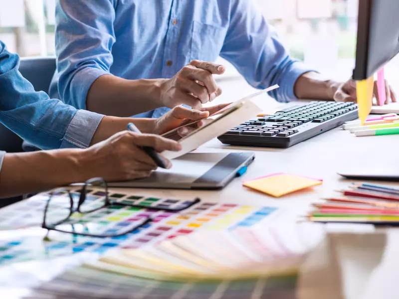 2 Geschäftsmänner an einem Schreibtisch