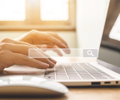 Bild einer Person, die Recherche mithilfe einer Suchmaschine am Laptop betreibt