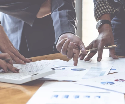 Bild einer Gruppe, die Diagramme analysiert