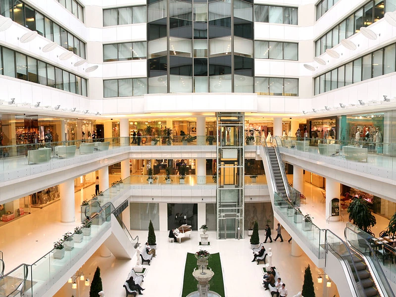 Bild einer weißen, weiträumigen Einkaufspassage