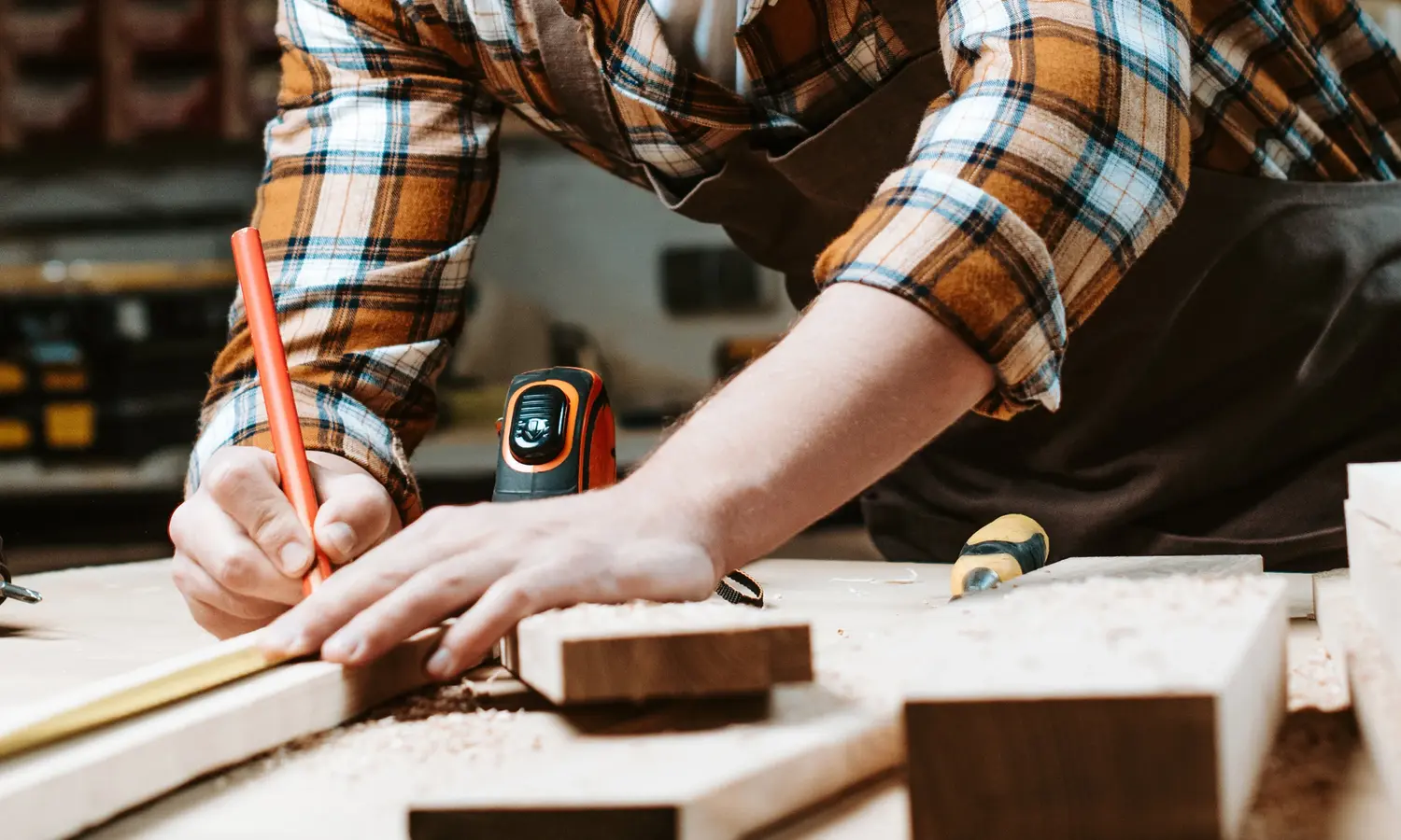Holzverarbeitung durch einen Handwerker