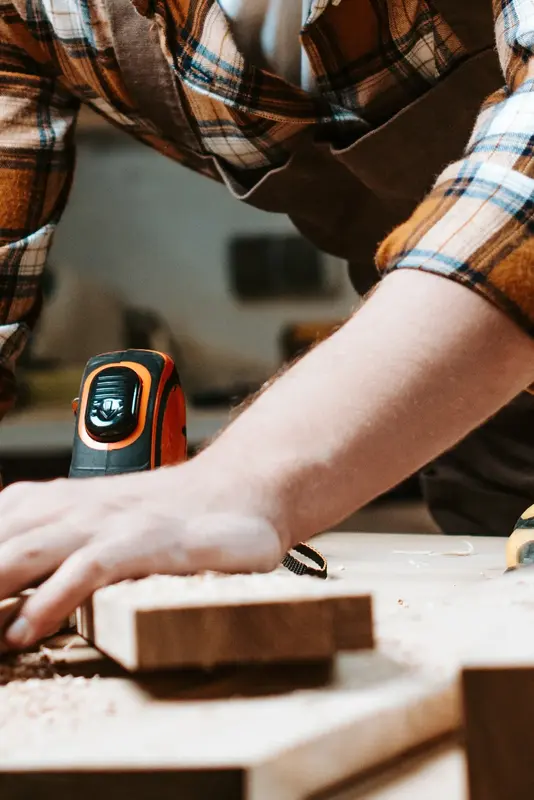 Holzverarbeitung durch einen Handwerker