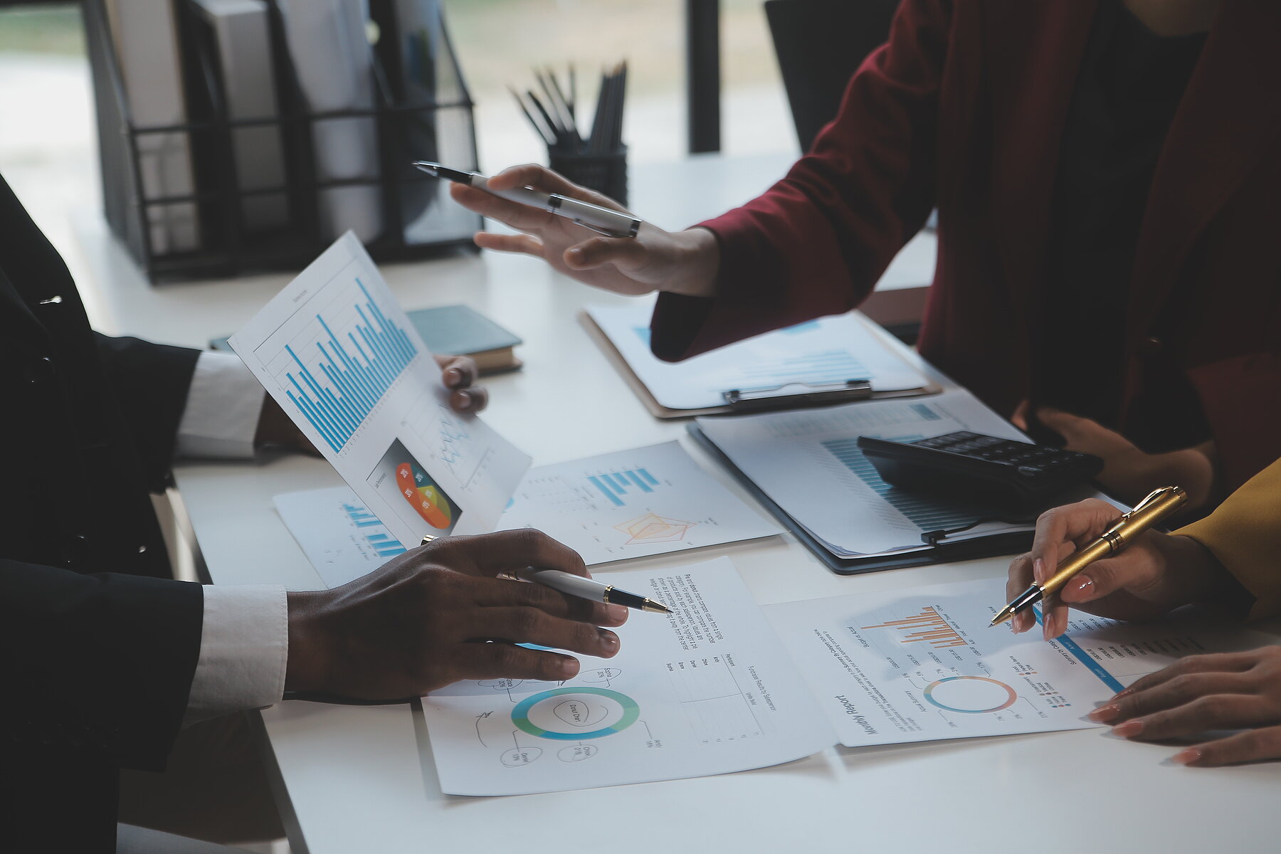 Bild von Geschäftsleuten, die Diagramme und Graphiken auswerten