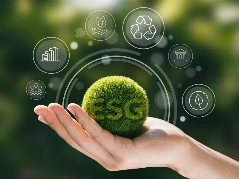 Handfläche mit einer Pflanze, symbolisch für ESG und Nachhaltigkeit