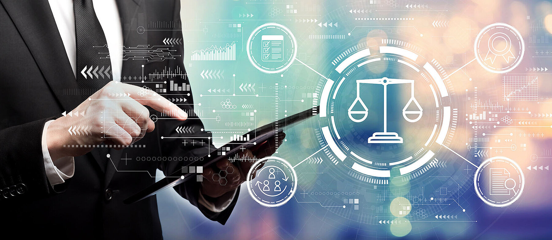 Geschäftsperson bedient ein Tablet, vorne digitale Symbole zum Thema Recht und Compliance mit einer Waage– Symbolbild für digitales Recht.