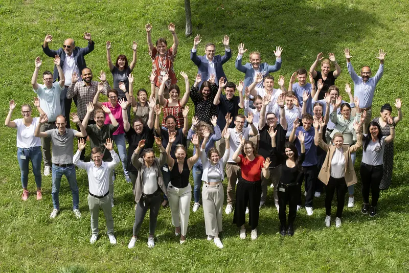 Header für den Bereich PKF Karriere mit den Kollegen gemeinsam auf einer Wiese