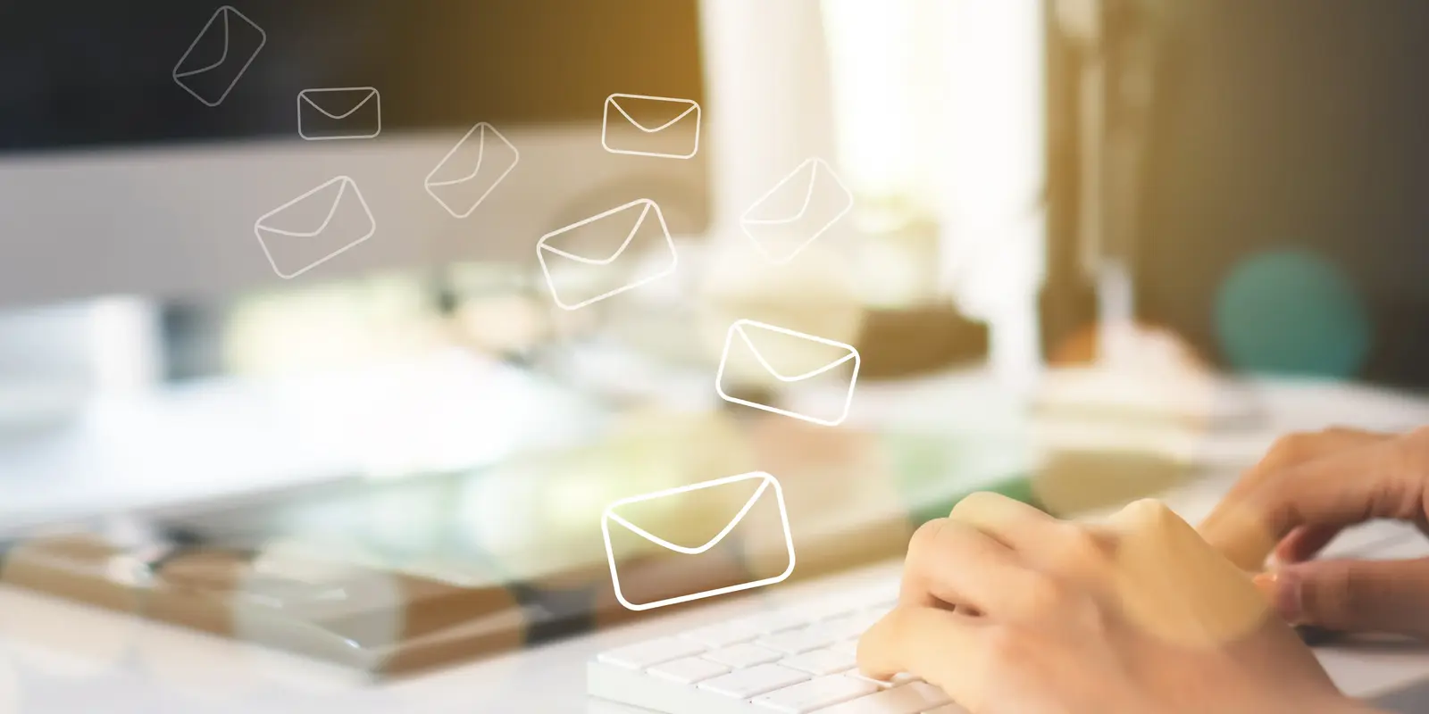 Person tippt auf einer Tastatur vor einem Monitor, im Vordergrund sind digitale Finanz-Icons eingeblendet, die auf Datenanalyse hinweisen.