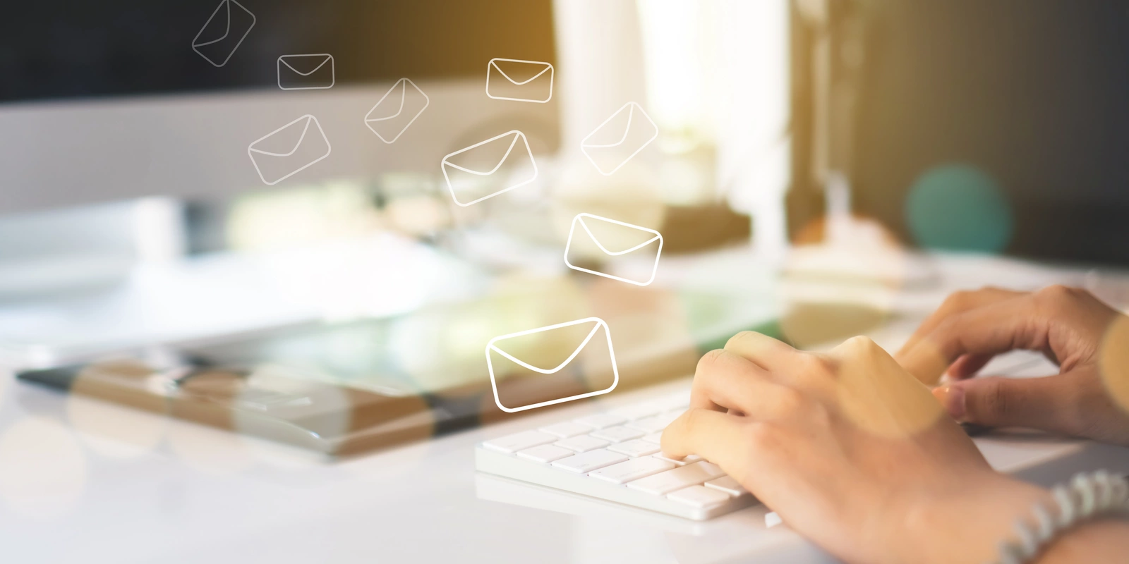 Bild einer Person, die auf einer Tastatur tippt