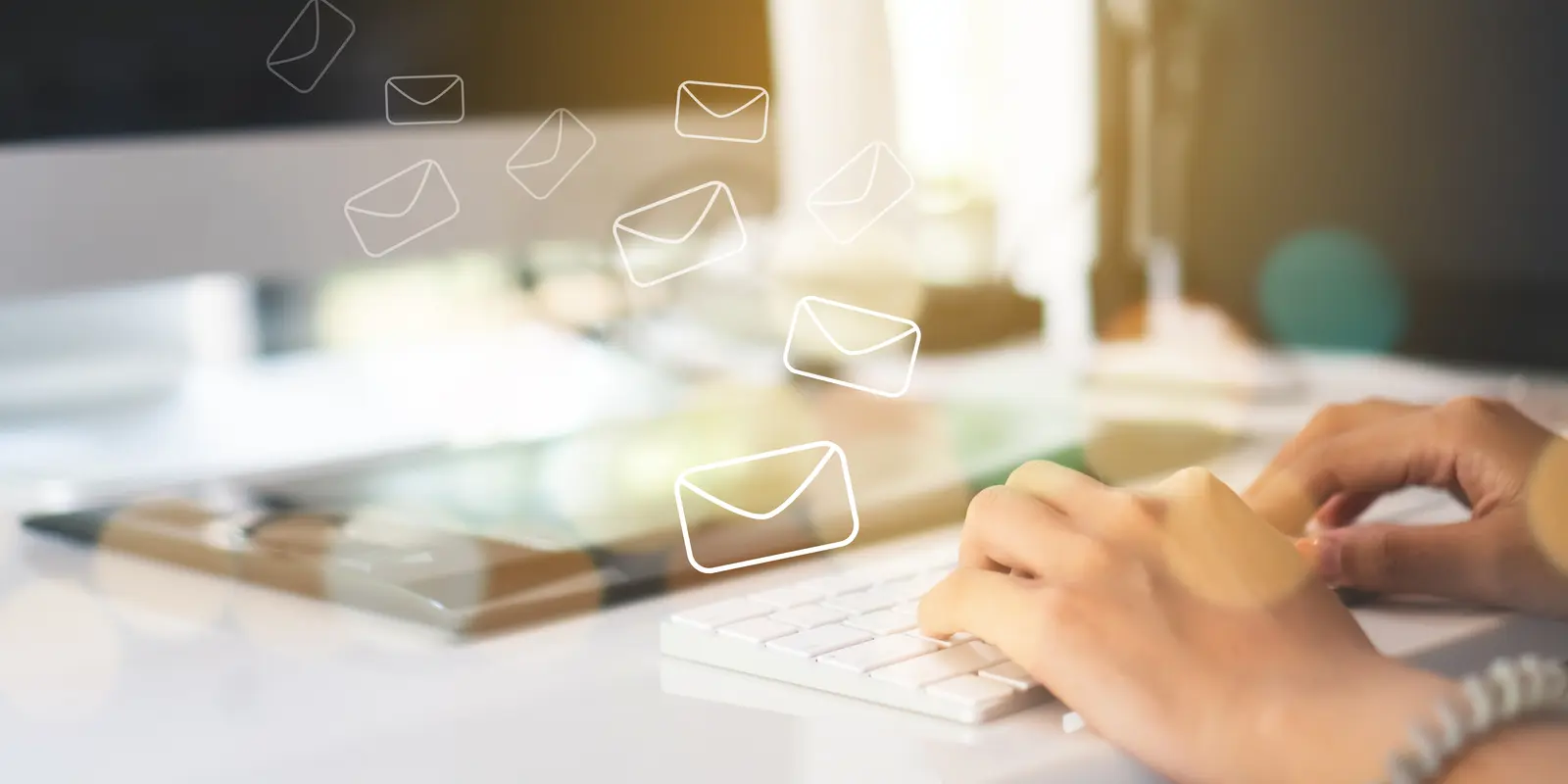 Bild einer Person, die auf einer Tastatur tippt