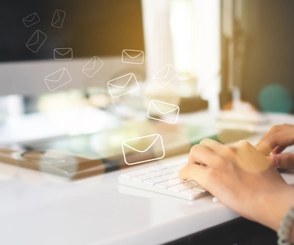 Bild einer Person, die auf einer Tastatur tippt