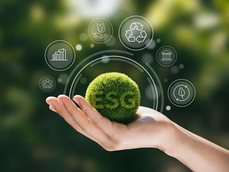 Handfläche mit einer Pflanze, symbolisch für ESG und Nachhaltigkeit