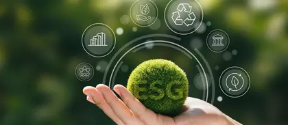 Handfläche mit einer Pflanze, symbolisch für ESG und Nachhaltigkeit