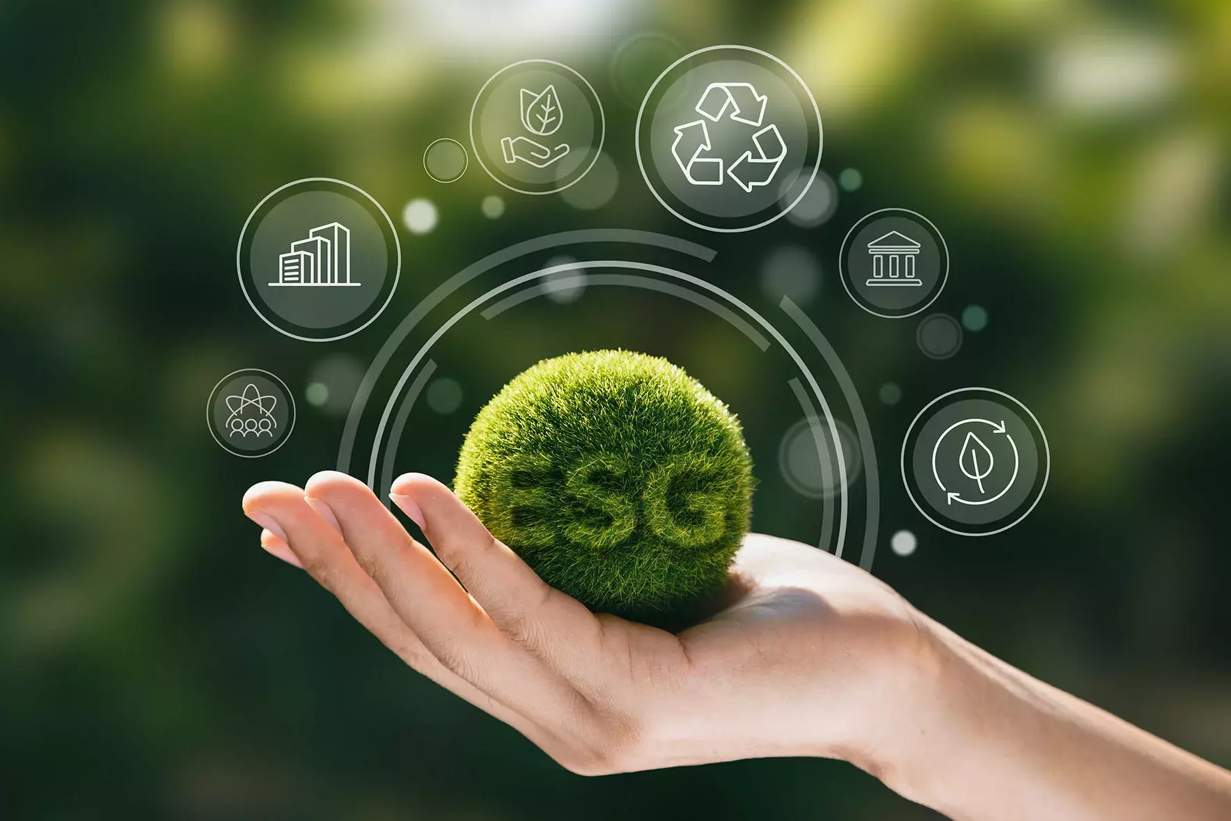 Grüne Kugel mit Aufschrift ‚ESG‘, hinten Symbole für Umwelt, Soziales und Unternehmensführung – Symbol für verantwortungsvolles Wirtschaften.