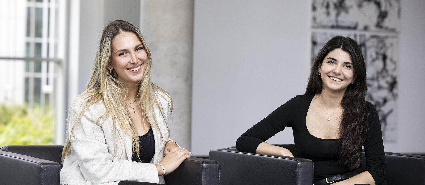 Bild von 2 jungen Kolleginnen