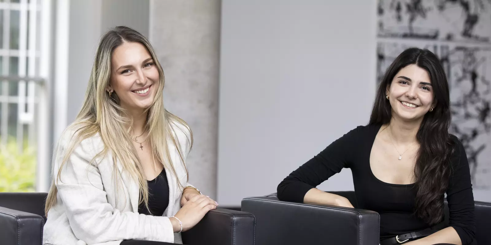 Bild von 2 jungen Kolleginnen
