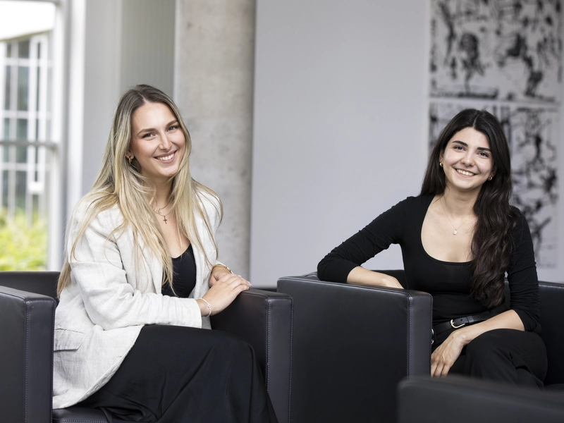 Bild von 2 jungen Kolleginnen