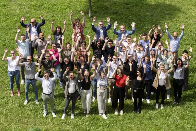 Header für den Bereich PKF Karriere mit den Kollegen gemeinsam auf einer Wiese