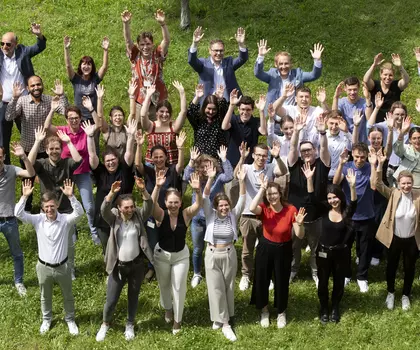 Header für den Bereich PKF Karriere mit den Kollegen gemeinsam auf einer Wiese