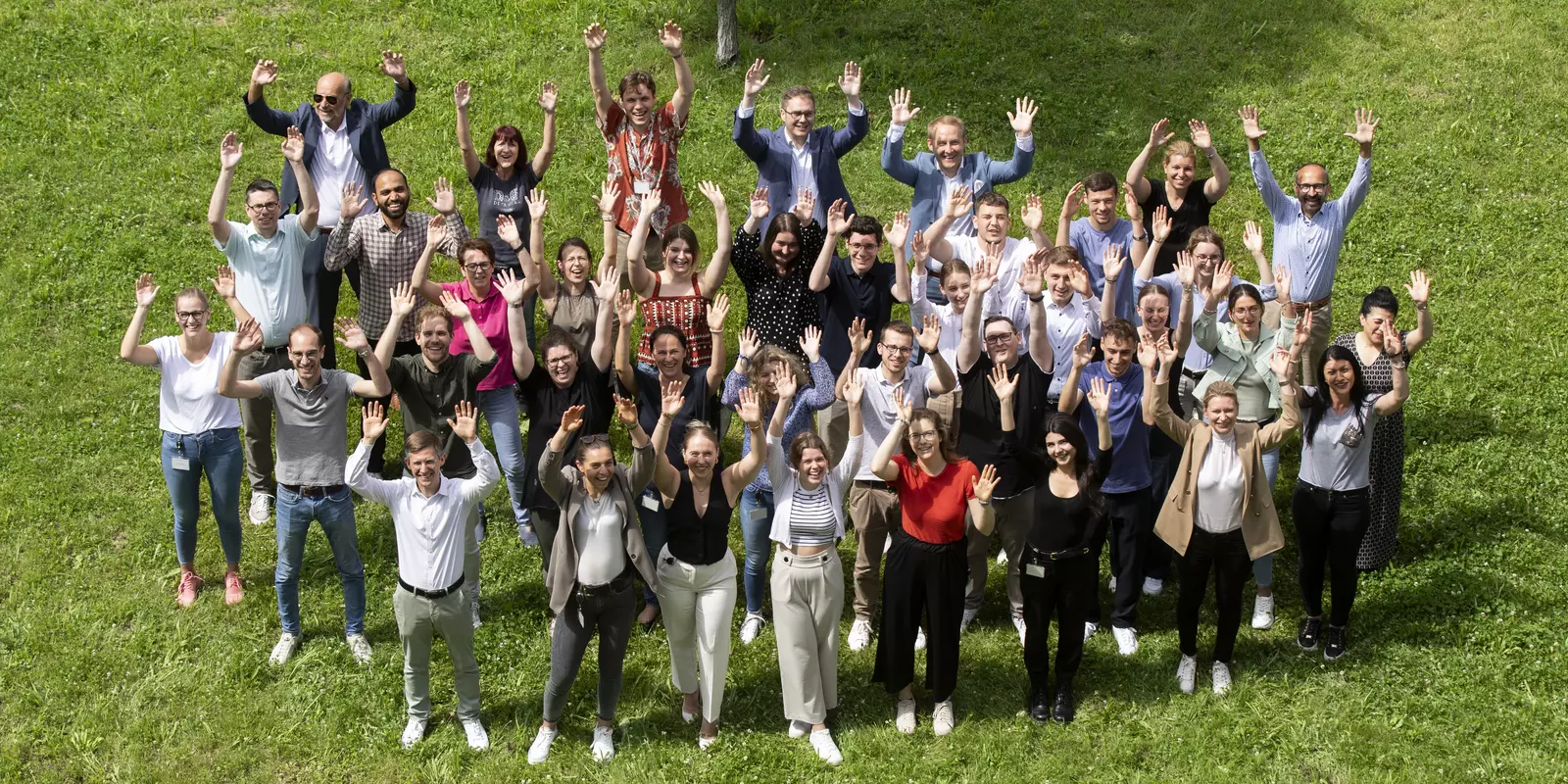 Header für den Bereich PKF Karriere mit den Kollegen gemeinsam auf einer Wiese