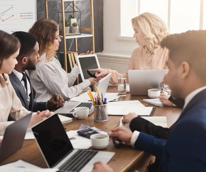 Bild einer Gruppe von Geschäftsleuten an einem Konferenztisch