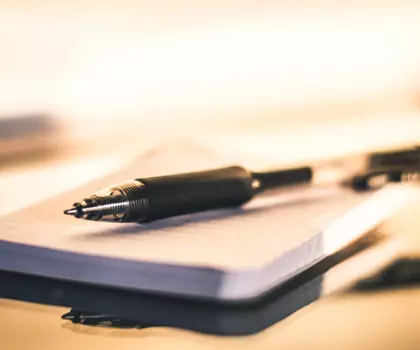 Bild eines Notizbuchs mit Kugelschreiber darauf