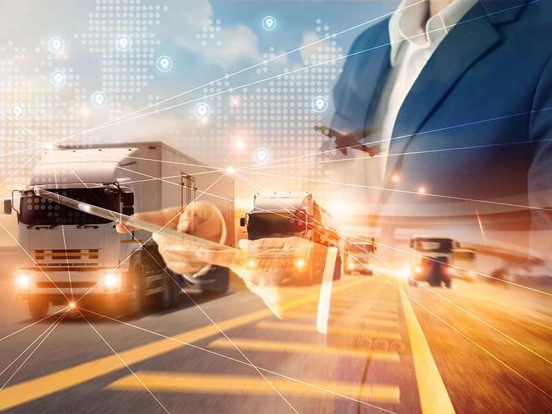 Geschäftsperson im Anzug vor einer digitalen Collage aus LKWs, Containerterminals und Datenpunkten