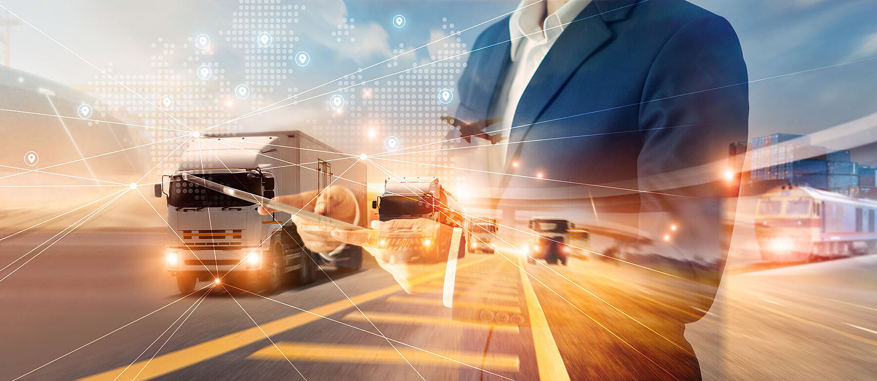 Geschäftsperson mit Smartphone vor überblendeter Szene aus LKWs und Logistik – Symbolbild für digitale Logistik und moderne Lieferketten.