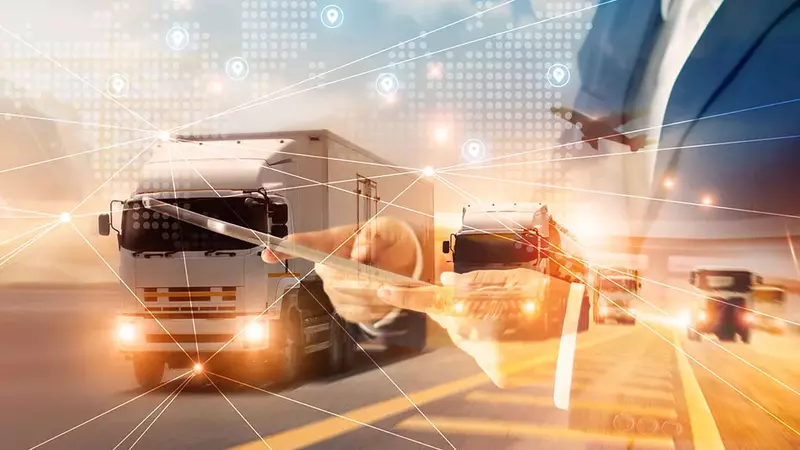 Geschäftsperson im Anzug vor einer digitalen Collage aus LKWs, Containerterminals und Datenpunkten