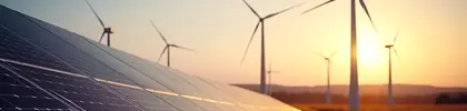 Solarmodule und Windräder in einer Landschaft bei Sonnenuntergang – Symbolbild für erneuerbare Energien und nachhaltige Energiegewinnung.