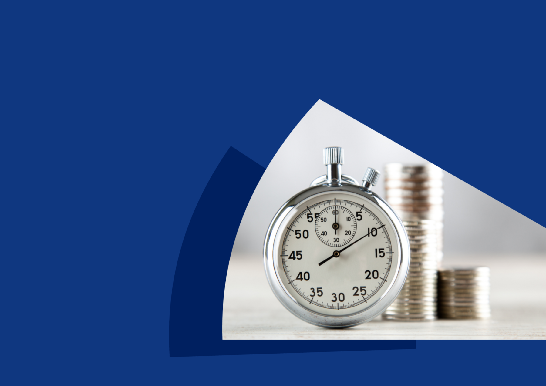Stoppuhr und Münzstapel auf weißem Hintergrund, teils überdeckt von einer blauen grafischen Fläche.