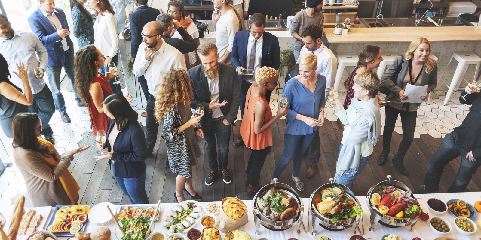 Veranstaltung mit langer Essenstafel