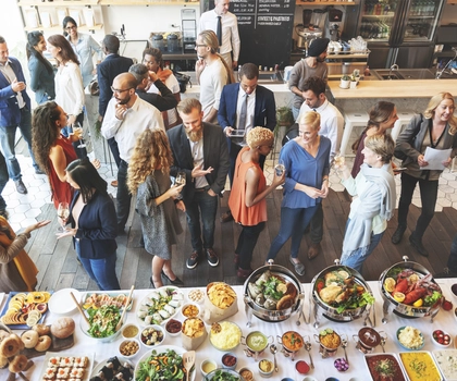 Veranstaltung mit langer Essenstafel