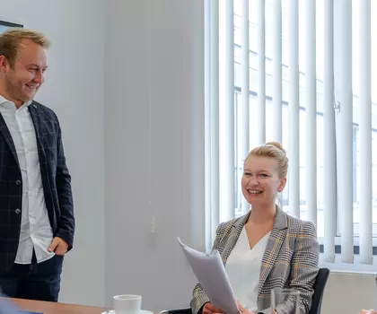 Personen im Meetingraum