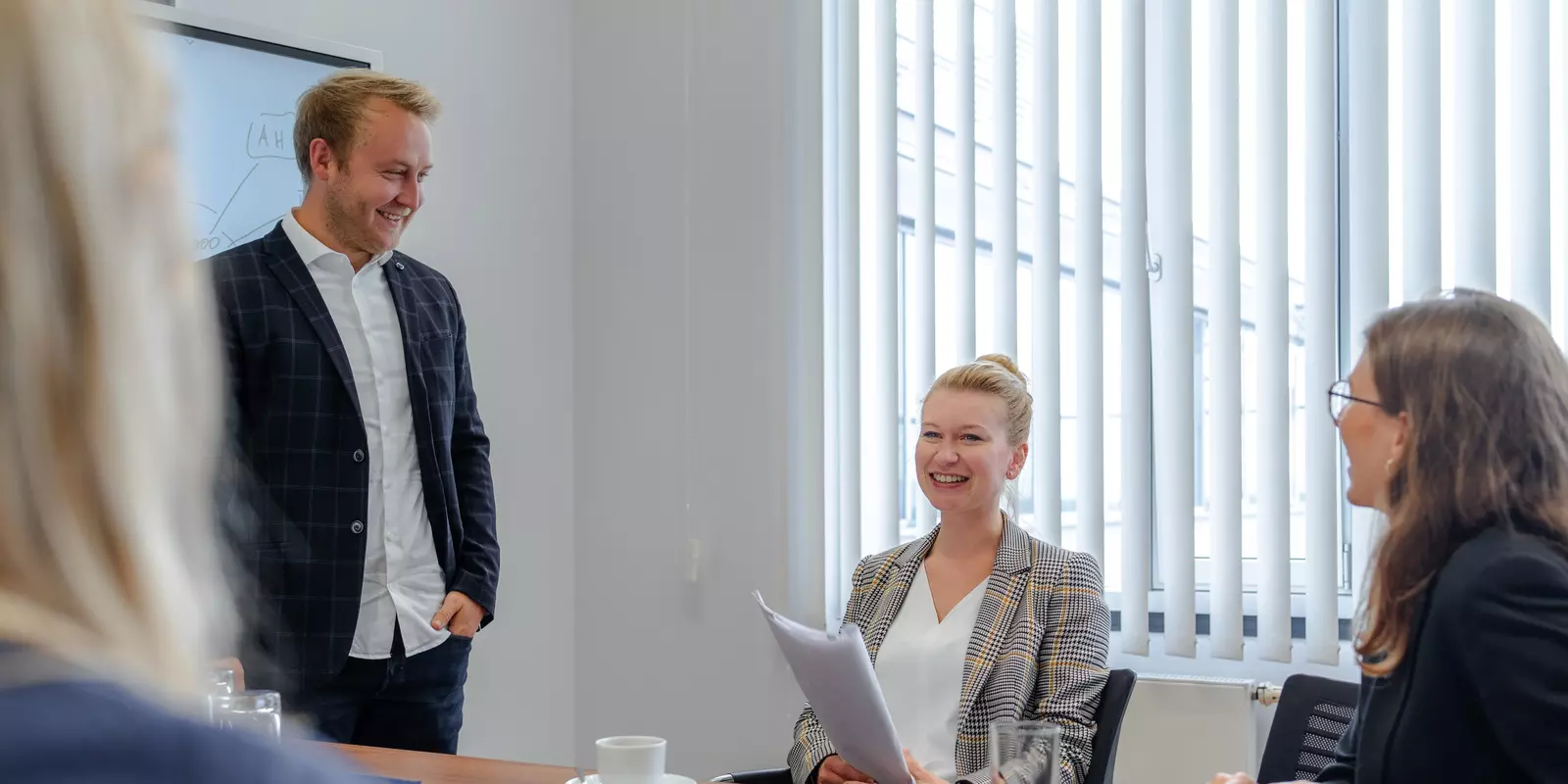 Personen im Meetingraum