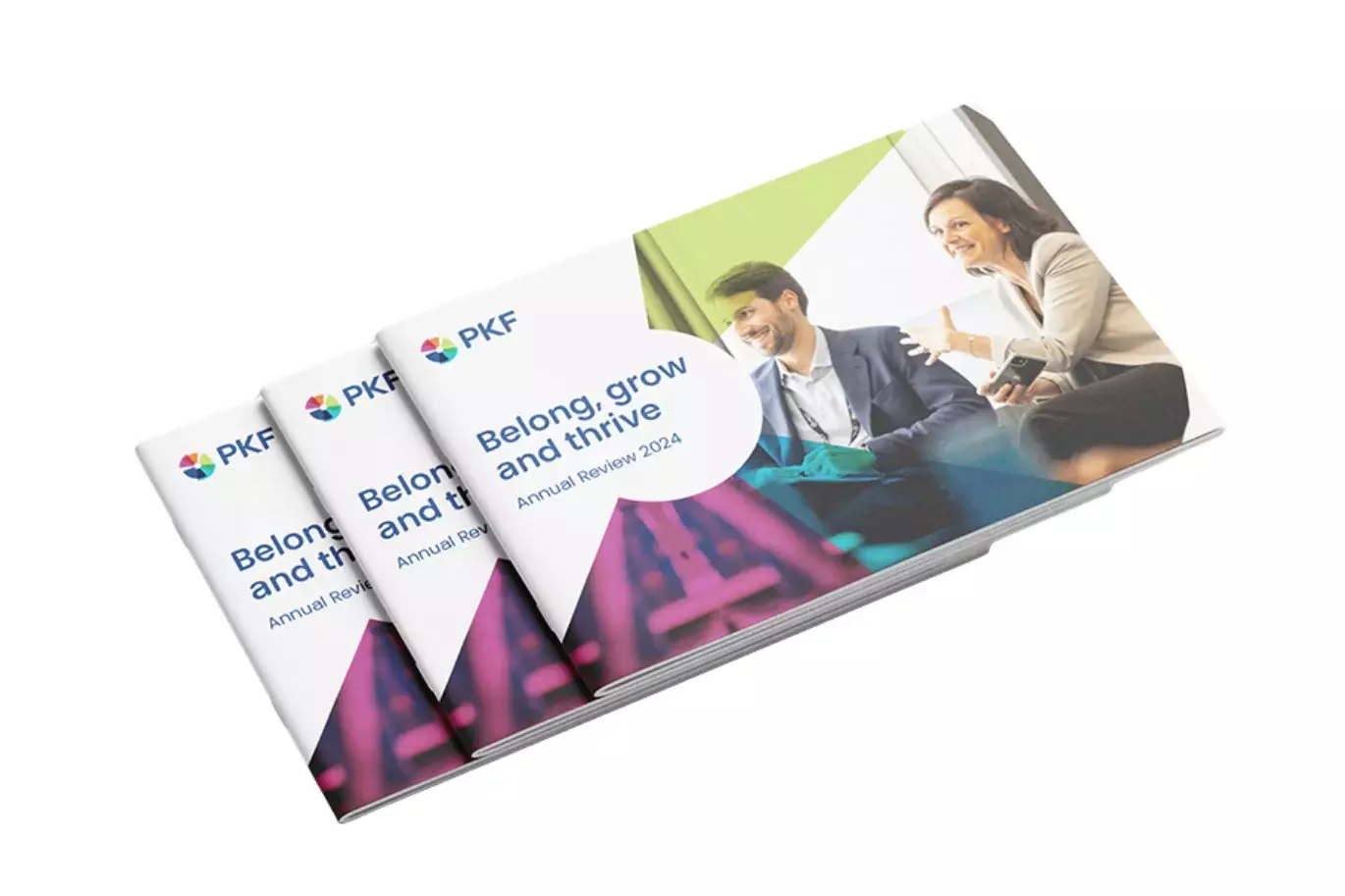 3 farbenfrohe Broschüren mit dem Titel „Mit uns weiterkommen. Karriere bei PWT“ zeigen zwei lächelnde Personen.