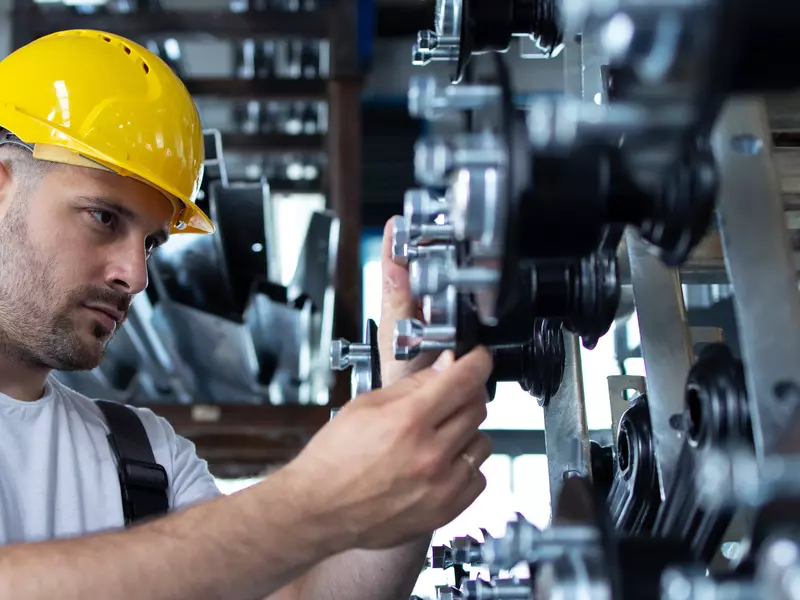 Bild eines Industriemechanikers bei der Arbeit an einer Maschinenanlage