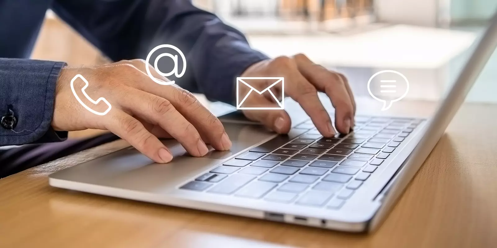 Bild von einer Person, die am Laptop tippt