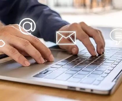 Bild von einer Person, die am Laptop tippt