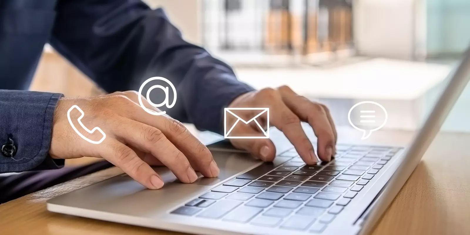 Person arbeitet an einem Laptop mit digitalen Symbolen für Dokumente und Kommunikation, die moderne Büroarbeit symbolisieren.