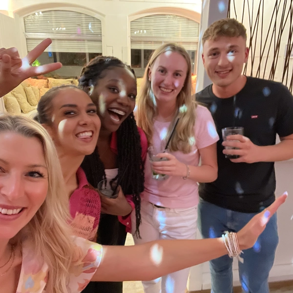 Bild von Kollegen in fröhlicher ausgelassener Stimmung bei einer Betriebsfeier