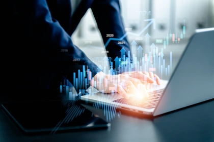 Geschäftsmann an einem Laptop