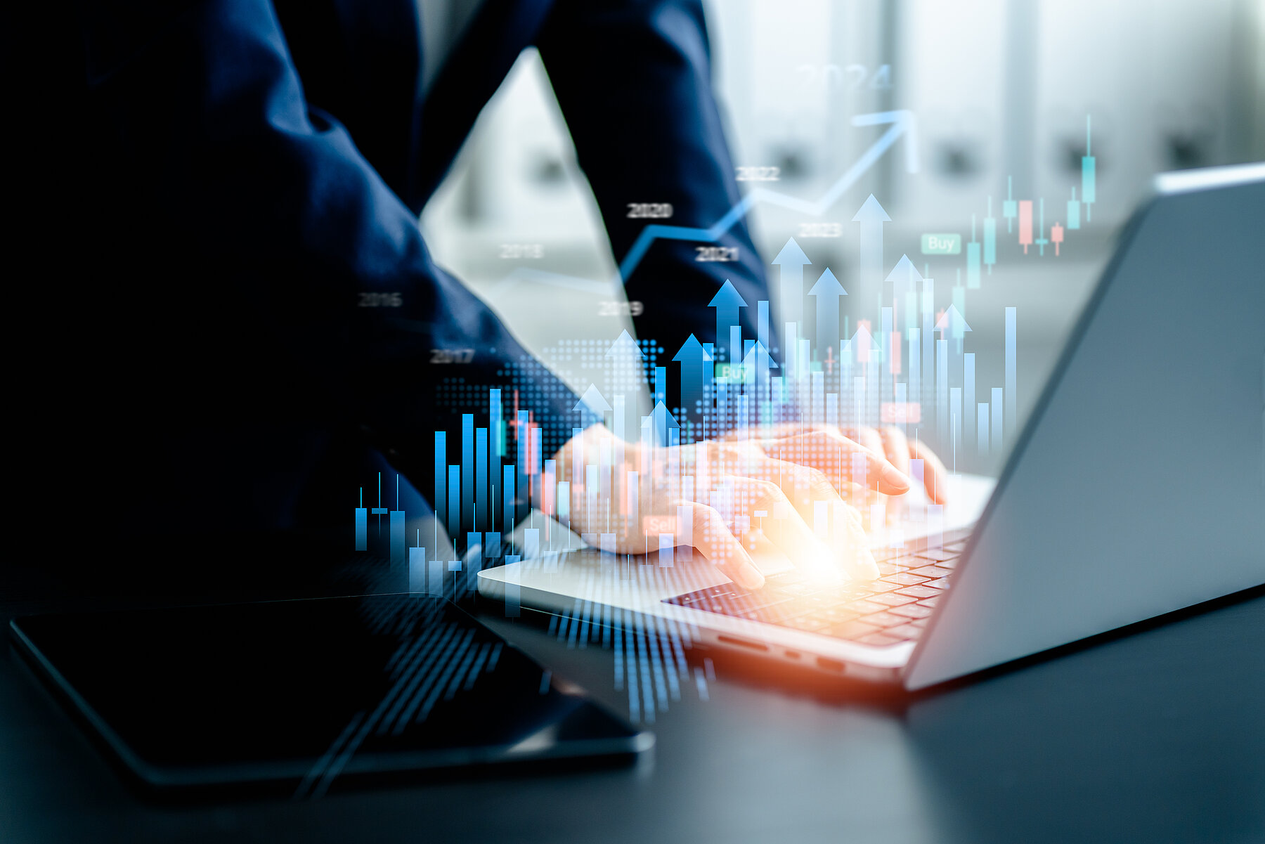 Geschäftsmann an einem Laptop