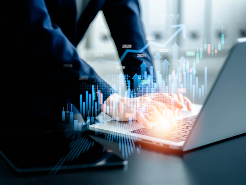 Geschäftsmann an einem Laptop