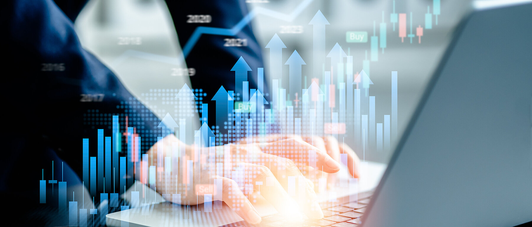 Geschäftsperson tippt auf einem Laptop, während Finanzdaten als holografische Grafiken eingeblendet sind – Symbolbild für Datenanalyse.