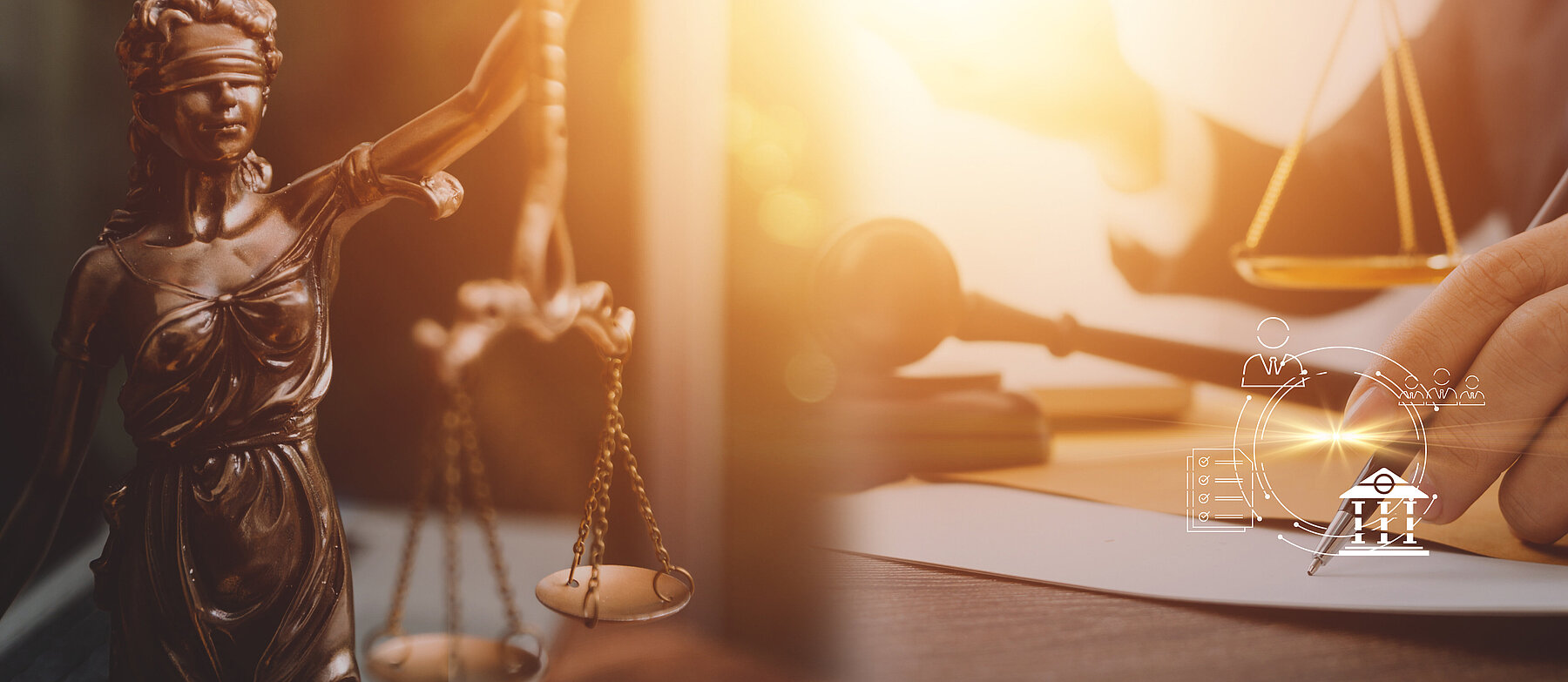 Schreibtisch mit Justitia-Figur, Richterhammer und Person, die mit einem Stift Dokumente bearbeitet – Symbolbild für Recht und Justiz.