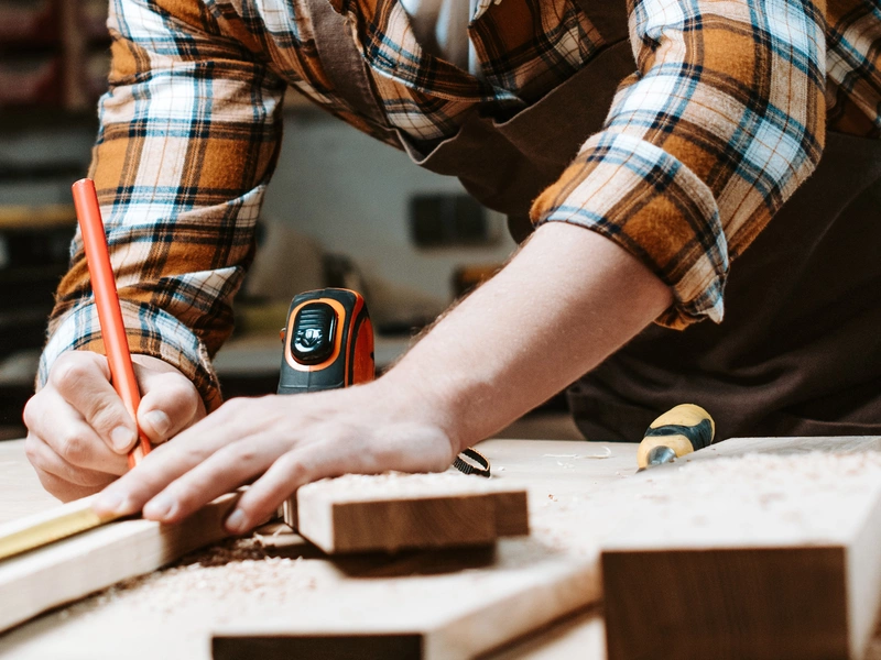 Holzverarbeitung durch einen Handwerker