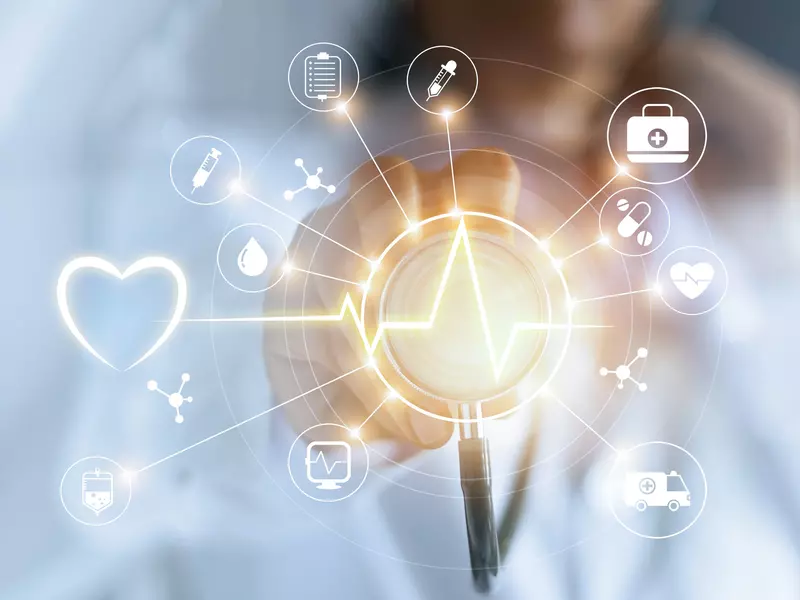 Bild eines Arztes, der mit einem Stethoskop einen digital eingeblendeten Herzschlag abhört