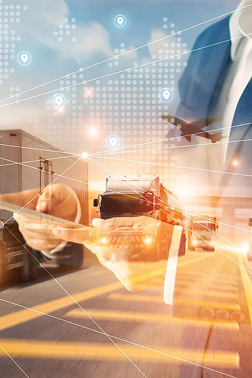 Geschäftsperson im Anzug vor einer digitalen Collage aus LKWs, Containerterminals und Datenpunkten