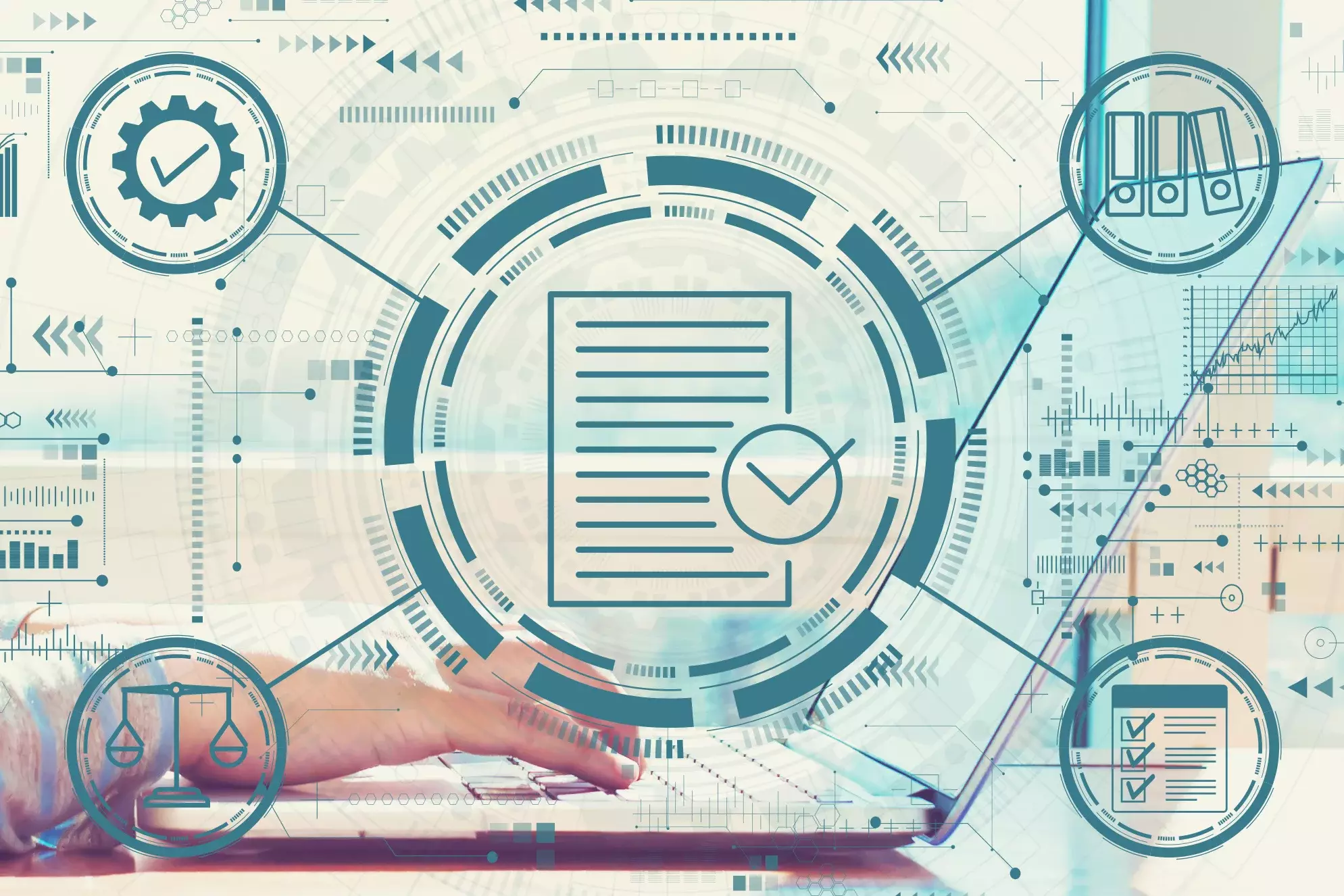 Hände tippen auf einem Laptop, darüber digitale Symbole für Dokumente, Recht, Akten und Checklisten – Symbolbild für digitale Verwaltung.