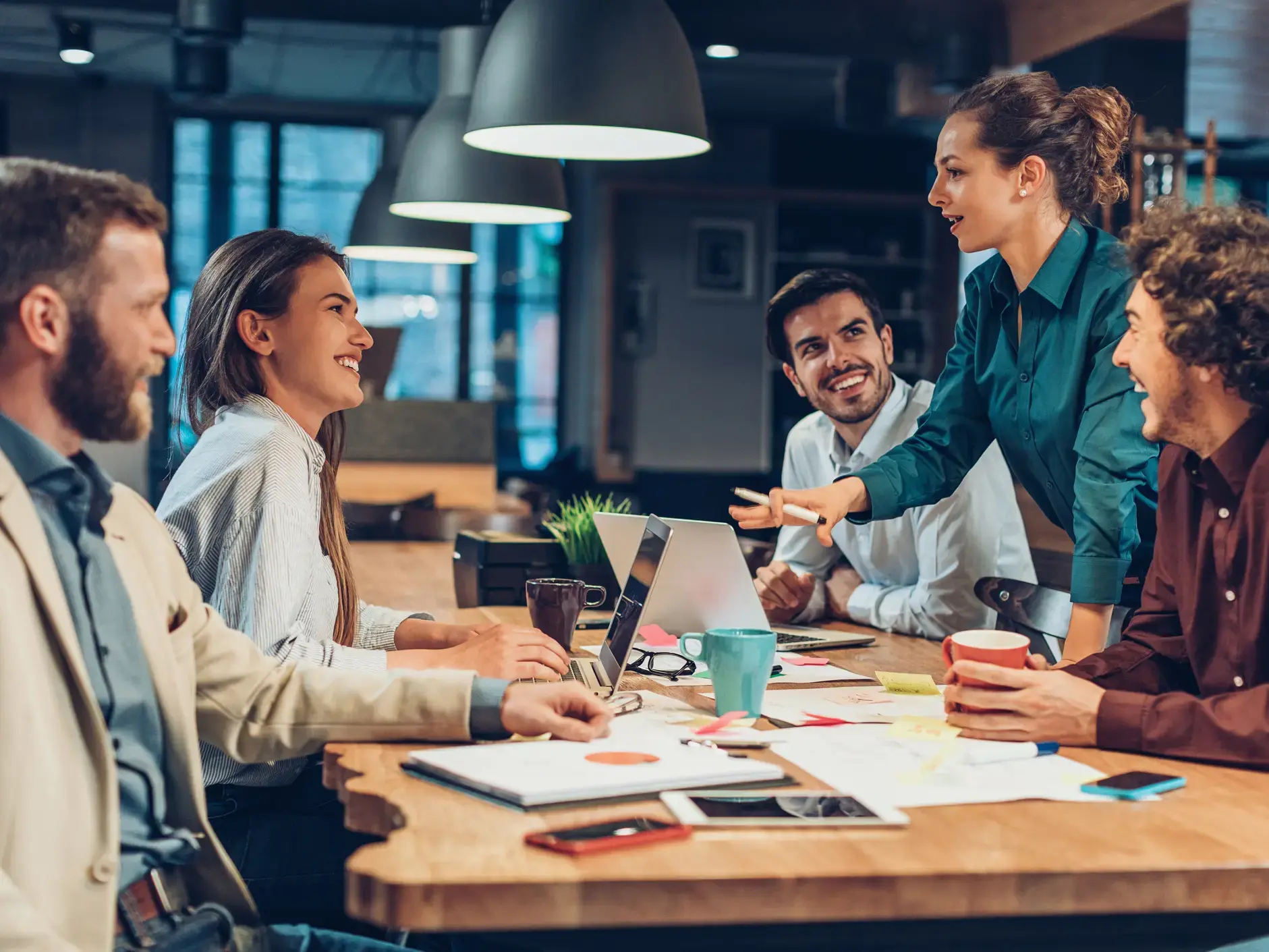 Gruppe Berufstätiger in einem Büro im Meeting
